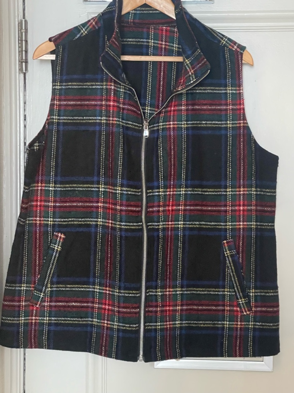 Women’s Plaid Outerwear Vest, Zip Up Collared Sleeveless With Pockets